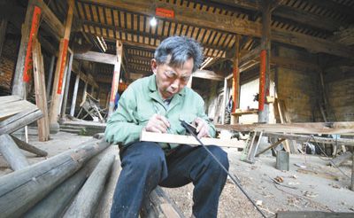 在江西省抚州市金溪县琅琚镇疏口古村，当地工匠正在加紧实施拯救老屋行动。邓兴东摄（人民视觉）