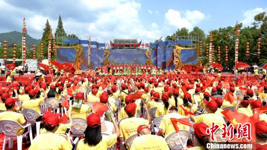 演出按照“春耕”“夏生”“秋收”“冬酿”四个篇章编排?！⊙鲜慷?摄