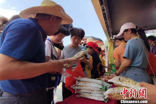 展销现场。　严士冬 摄