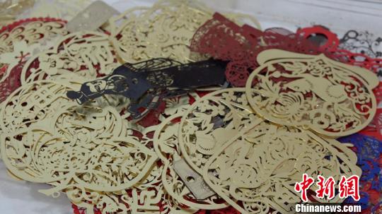 用来代替“手工雕刻”模板的随处可以买到的“镂空书签”?！⌒烀黝?摄