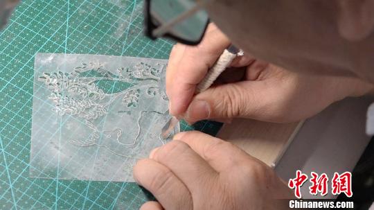 李亚非手工雕刻叶雕图案模板?！⌒烀黝?摄