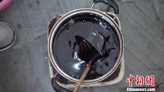 李亚非用碱水蒸煮搅拌叶片?！⌒烀黝?摄