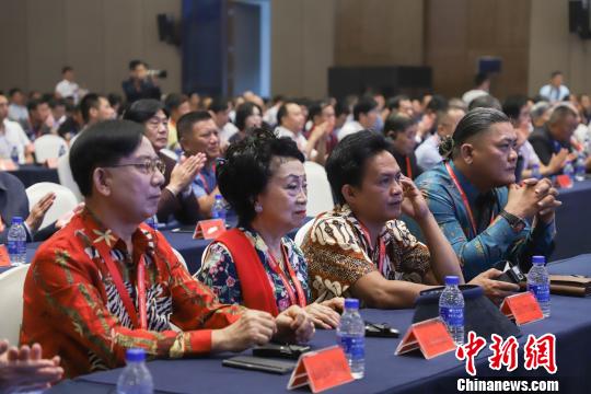 图为2019年国际盆景赏石大会暨中国？遵义第四届交旅投杯盆景展开幕式参会嘉宾?！■暮曷?摄