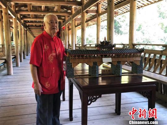 图为黄春财展示“双龙桥”模型。　彭莉芳 摄