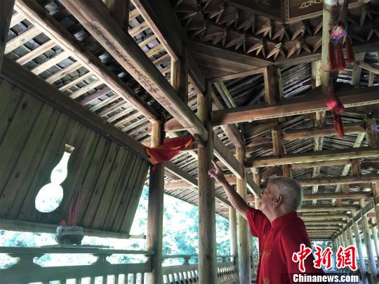 图为黄春财主持重建的“双龙桥”，“师傅梁”上还刻写着他的名字。　叶茂 摄