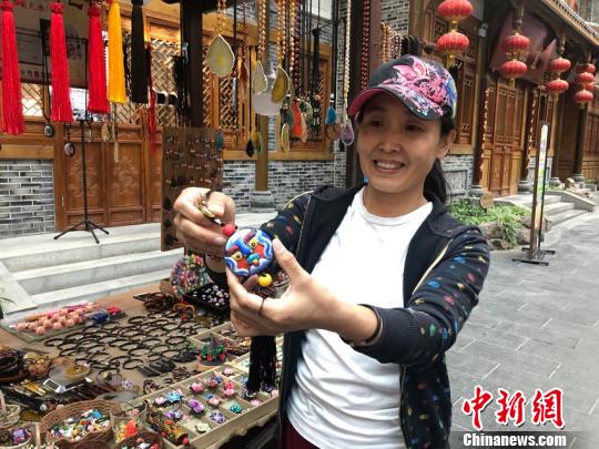 长春软陶艺人“点泥成金”作品受外国友人青睐