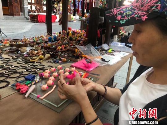 吕惠敏在制作新的作品 孙博妍 摄