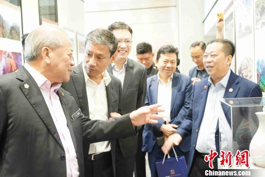 中国驻马来西亚大使馆公使衔参赞陈辰(左二)和马来西亚中华大会堂总会长吴添泉(左一)、马来西亚一带一路委员会会长蔡宝强(右一)等在参观展览?！〕略?摄