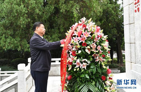 9月16日至18日，中共中央总书记、国家主席、中央军委主席习近平在河南考察。这是16日下午，习近平来到位于信阳市新县的鄂豫皖苏区首府烈士陵园，瞻仰革命烈士纪念碑，向革命先烈敬献花篮。 新华社记者 谢环驰 摄
