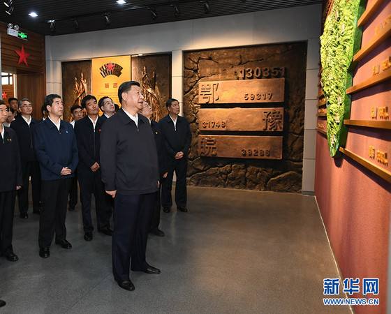 9月16日至18日，中共中央总书记、国家主席、中央军委主席习近平在河南考察。这是16日下午，习近平来到位于信阳市新县的鄂豫皖苏区首府烈士陵园，瞻仰革命烈士纪念堂。 新华社记者 谢环驰 摄