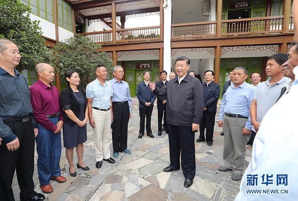 9月16日至18日，中共中央总书记、国家主席、中央军委主席习近平在河南考察。这是16日下午，习近平在位于信阳市新县的鄂豫皖苏区首府革命博物馆，同当地红军后代、革命烈士家属代表亲切交谈。 新华社记者 鞠鹏 摄