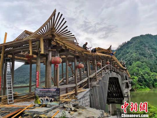 木拱廊桥不用一钉一铆，全用榫头连接。受访者提供