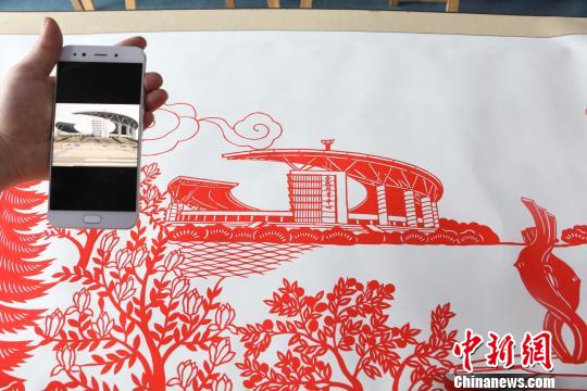 图为剪纸作品与照片的对比图?！∠挠?摄