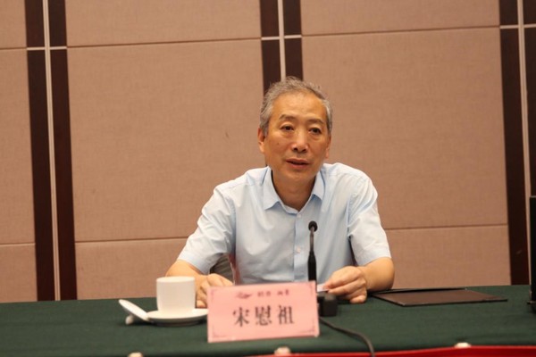 民盟中央文化委员会委员、民盟北京市委专职副主委宋慰祖传达了民盟北京市委第十二届八次全委会议暨思想政治宣传工作会议精神并介绍了盟市委今年的重点工作，深入讲解了《如何落实中共中央统战部和民盟中央关于民主党派开展不忘合作初心继续携手前进主题教育活动》文件精神。海盟摄影