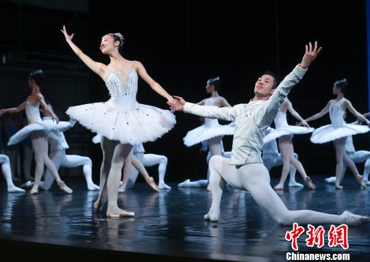 芭蕾《珠宝》中的“钻石”选段 杜洋 摄