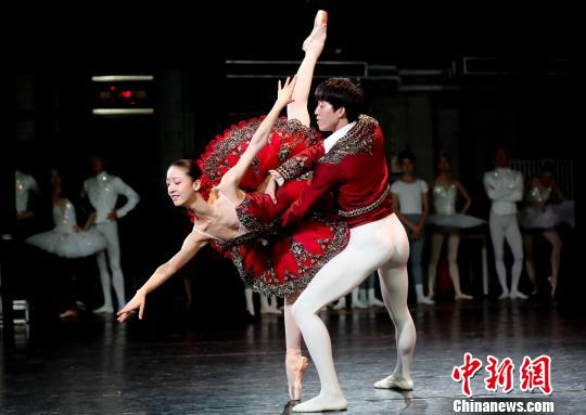 芭蕾《堂·吉诃德》中的“婚礼大双人舞”选段 杜洋 摄