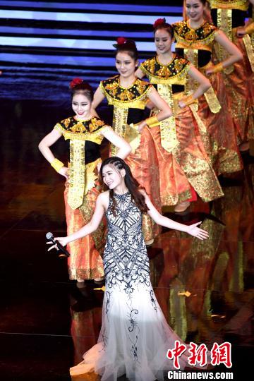 图为印尼歌手曾慧兰带来《美丽的梭罗河》?！∮峋?摄