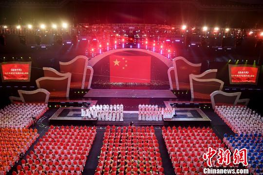 图为序篇环节，台下逾千名观众与台上歌手联袂互动演唱爱国曲目，深情告白祖国。　俞靖 摄