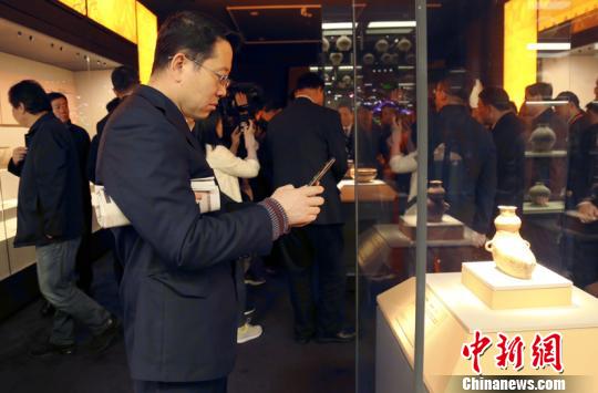 图为民众参观“一带一路”中的青海展览?！√浦傥?摄