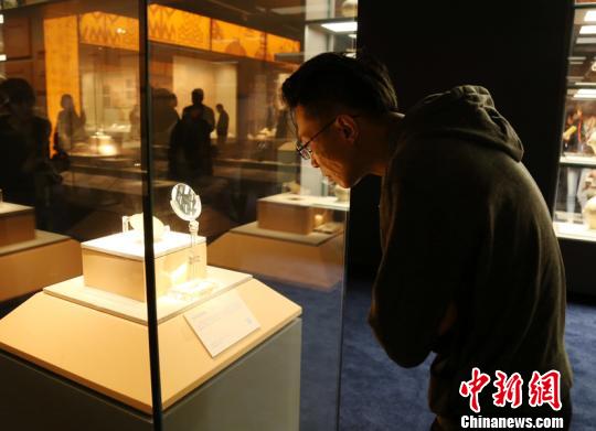 图为民众参观“一带一路”中的青海展览?！√浦傥?摄