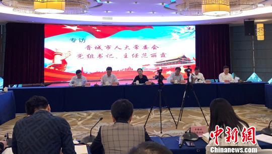 晋城市人大常委会主任、党组书记范丽霞接受“三晋人大代表采风行”记者团专访。　张怡 摄