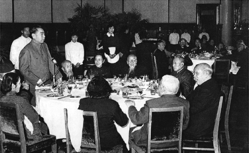 一九五九年四月二十九日，周恩来在六十岁以上政协委员茶话会上，语重心长地请老人们把自己的亲身经历写出来，传之后代。图为一九六三年元旦，周恩来在招待七十岁以上全国人大代表、政协委员和民主党派领导人的宴会上致词。