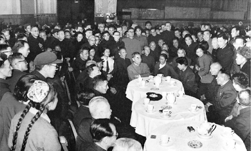 全国政协四届一次会议期间，全国政协主席周恩来等同外地来京的政协委员、人大代表在人民大会堂欢度新年。