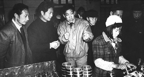 政协委员深入工矿企业调查研究。