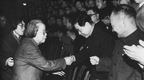 一九八六年二月二十日至二十八日，全国政协召开地方政协工作座谈会。图为邓颖超主席接见出席会议的政协负责同志。