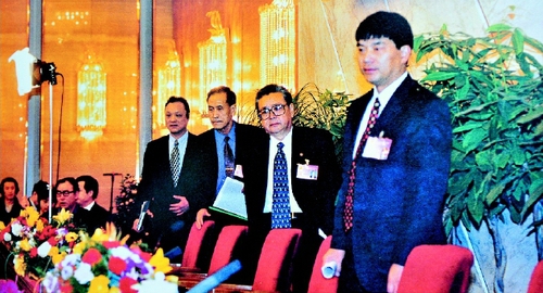 二○○○年三月七日，全国政协九届三次会议举行记者招待会，朱培康、韩应选、陈宗兴、刘永好四位委员就西部大开发问题答记者问。    本报记者  姜贵东  摄