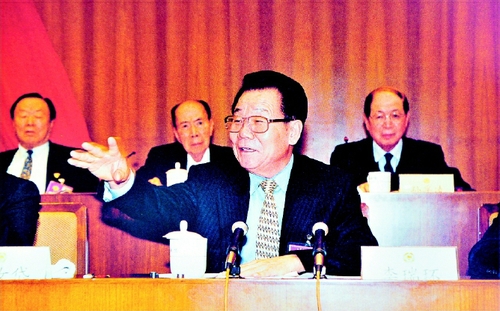 二○○○年六月，政协第九届全国委员会召开第十四次常委会议。    俞宁  摄