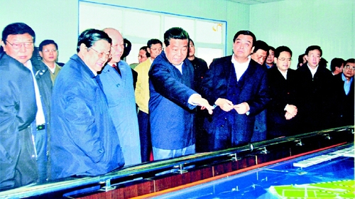 贾庆林主席率调研组视察唐山曹妃甸工业区。    新华社发