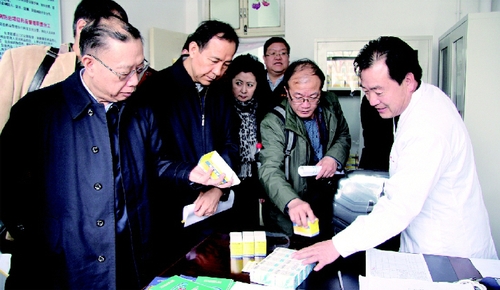 十二届全国政协常委、全国政协教科文卫体委员会副主任黄洁夫率队在宁夏回族自治区西吉县调研包虫病防治情况。    本报记者  李木元  摄