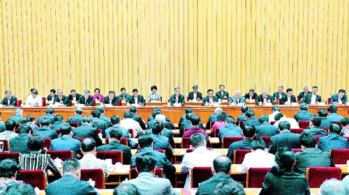 2018年9月29日至30日，全国政协在北京召开习近平总书记关于加强和改进人民政协工作的重要思想理论研讨会。中共中央政治局常委、全国政协主席汪洋出席会议并讲话。    本报记者 齐波 摄