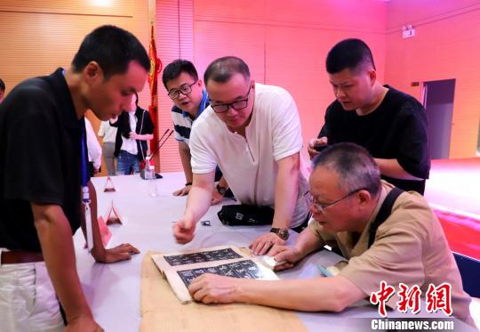 图为专家鉴宝?！⊥跏?摄