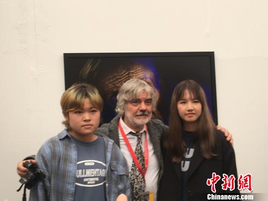 弗拉基米尔·维亚特金与年轻摄影爱好者交流?！「哂昵?摄