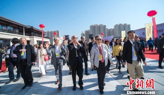 “今日中国美术高峰论坛”?！≌灾厩?摄