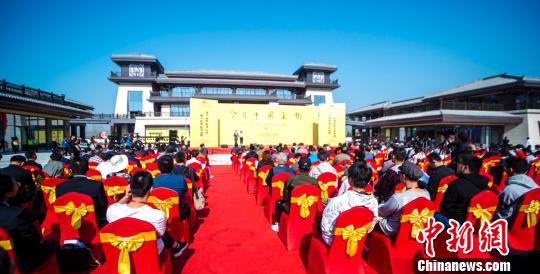 “今日中国美术高峰论坛”在山西太原举办?！≌灾厩?摄