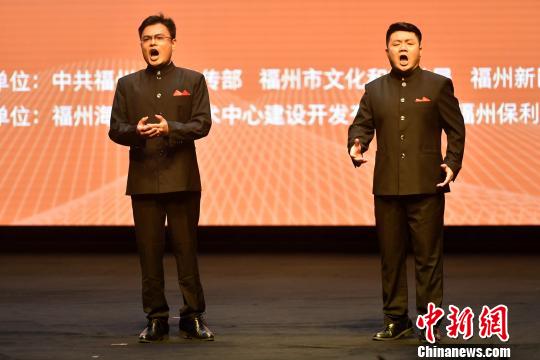 来自福州大学以及福州大司乐府的三位老师，李毅、罗希、龙沛，演唱《我爱你中国》。　吕明 摄