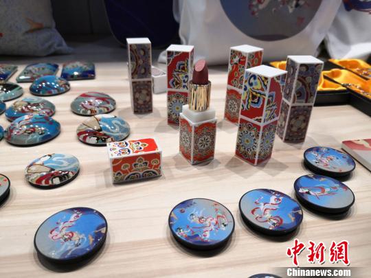 图为以敦煌文化为主题的设计文创产品。(资料图) 丁思 摄