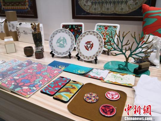 图为以敦煌文化为主题的设计文创产品。(资料图) 丁思 摄