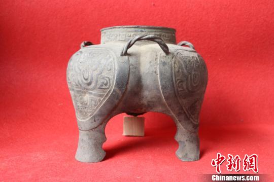 图为：钱氏家传“波曲纹青铜鬲”。临海市博物馆供图