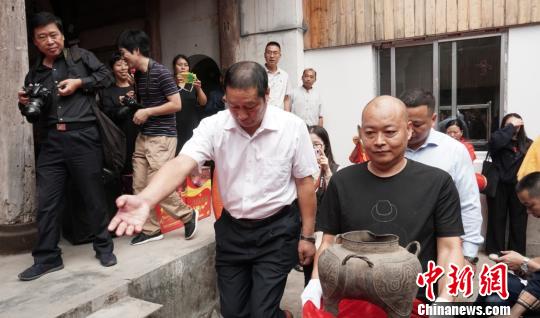 图为：交接仪式。临海市博物馆供图