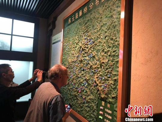 专家们端详着墙上的廊桥分布图 周悦磊 摄