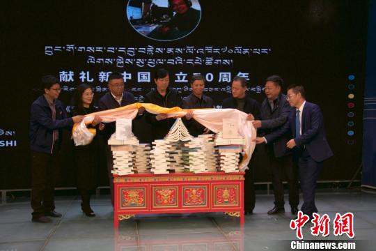 图为藏语广播《拉加扎西访谈录》发布现场启封仪式?！《嗵?摄