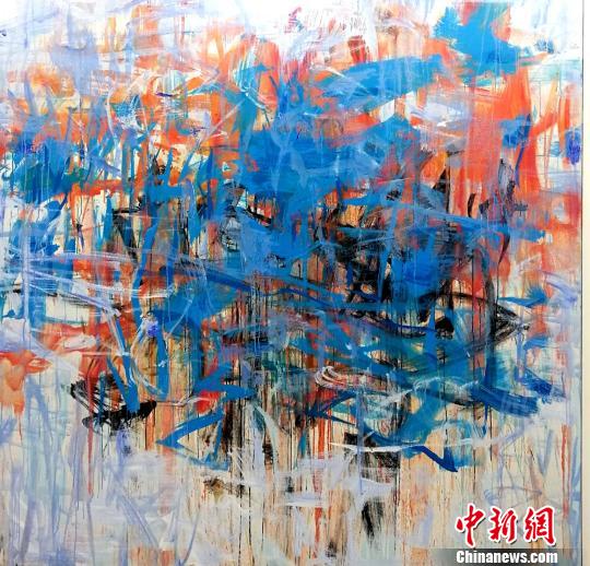 展出的俞晓刚作品之一?！⊙罘?摄