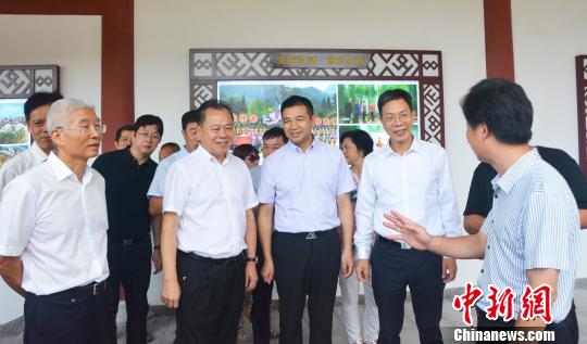 图为参观油画作品展。　林榕生 摄