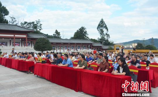 图为开幕式现场?！×珠派?摄