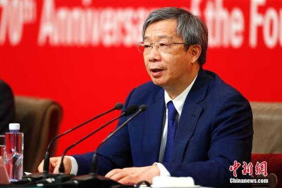 9月24日，庆祝中华人民共和国成立70周年活动新闻中心在北京举行第一场新闻发布会，邀请国家发展和改革委员会副主任、国家统计局局长宁吉喆，财政部部长刘昆，中国人民银行行长易纲就“以新发展理念为引领，推进中国经济平稳健康可持续发展”主题进行情况介绍并回答记者提问。图为中国人民银行行长易纲回答记者提问。<a target='_blank' href='http://www.chinanews.com/'>中新社</a>记者 富田 摄