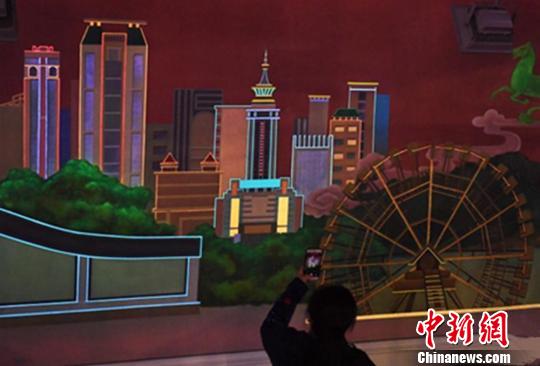 甘肃兰州首个荧光壁画亮相吸引市民驻足欣赏?！⊙钛廾?摄